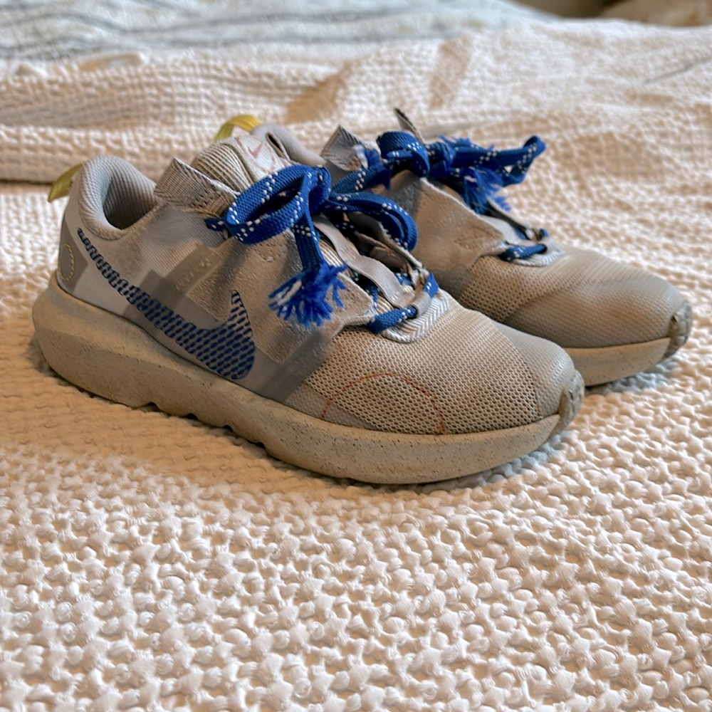 Nike size 2 Tennis Shoes